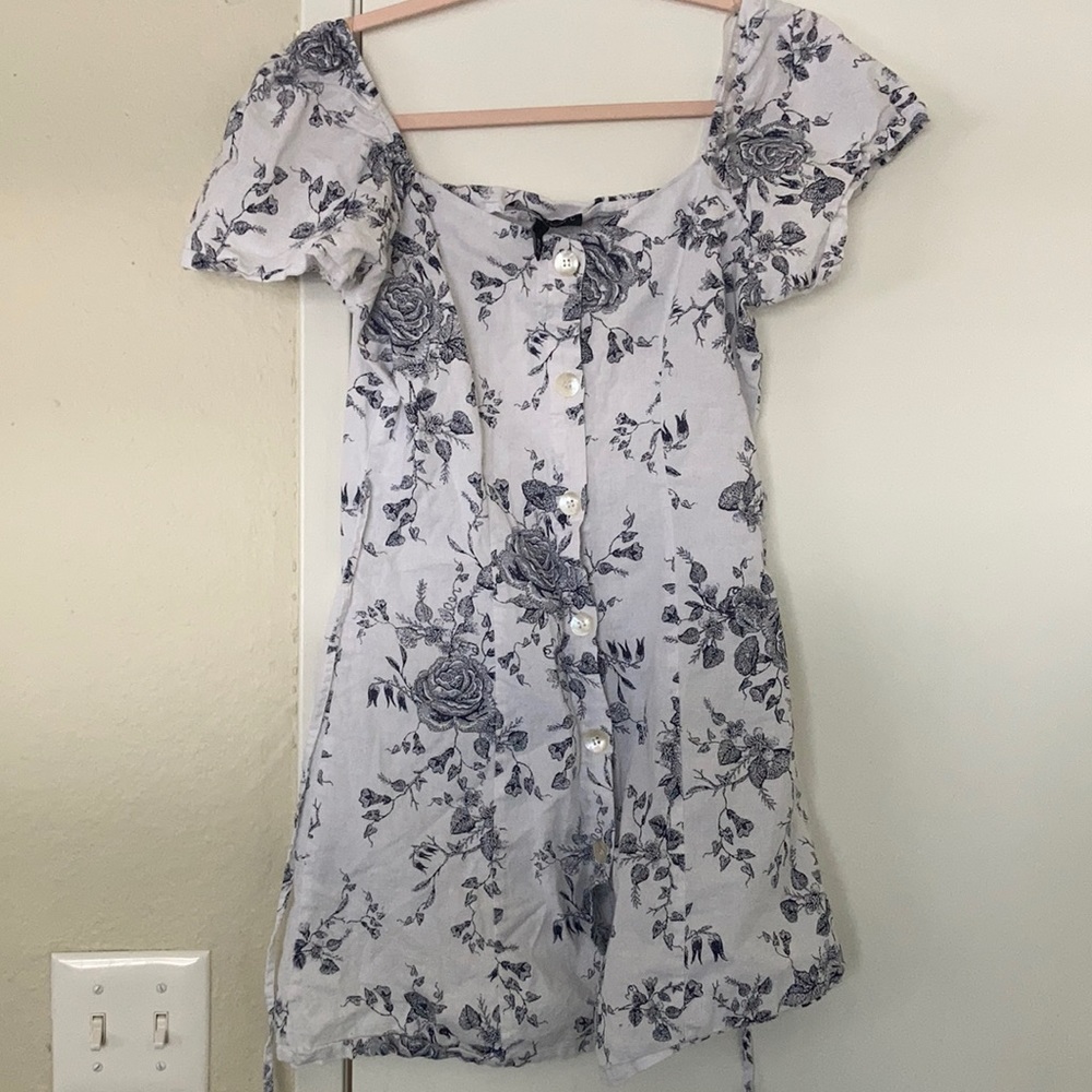 Medium sized Derek heart short sleeve button up white floral dress